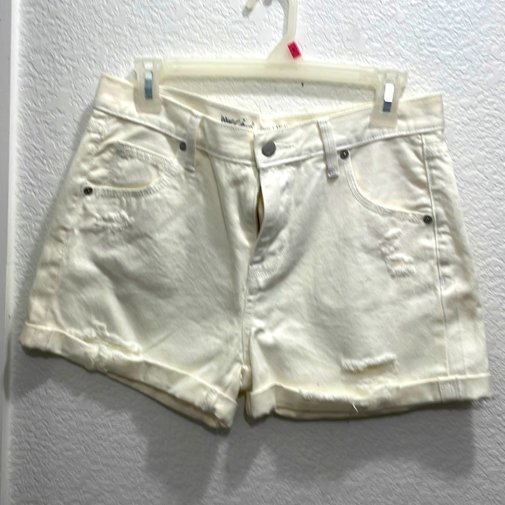 CREAM COLOR WHITE DISTRESS SHORTS